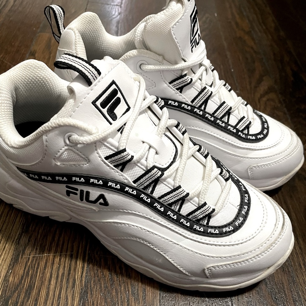 FILA disrupter size 8 sneakers black and white